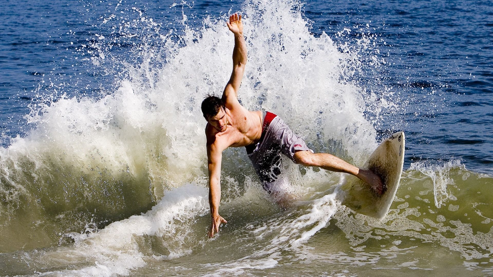 布克扛起全队,F1新赛季揭幕战之夜的孤勇与共鸣